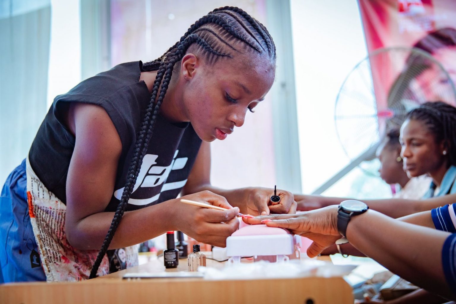 (PHOTOS) GUINNESS WORLD RECORD NIGERIAN LADY COMPLETES 72HOUR NAIL PAINTING MARATHON IN